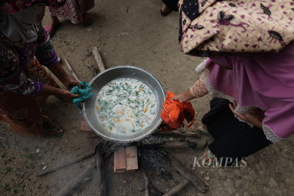 Sejumlah ibu rumah tangga memasak sayur dengan bahan labu dan batang pohon pisang di Desa Tebat Patah, Kecamatan Taman Rajo, Muaro Jambi, Jambi, Kamis (15/8/2028). 