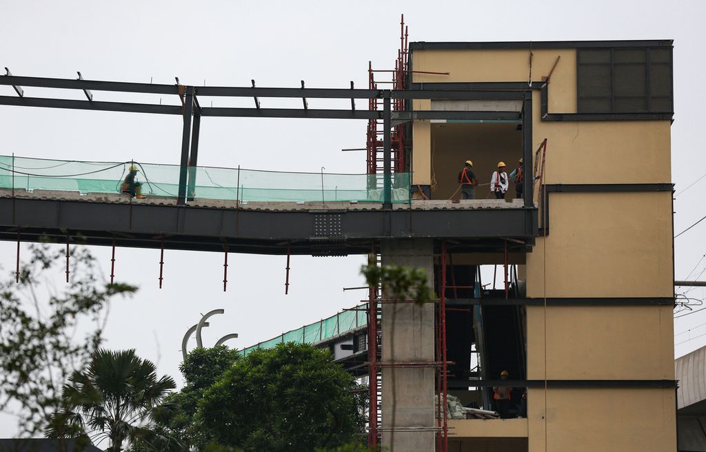 Aktivitas pekerja di proyek simpang temu Lebak Bulus, Jakarta Selatan, Sabtu (1/10/2022). Pembangunan infrastruktur ini menghubungkan bangunan Poin Square dan stasiun MRT Lebak Bulus.