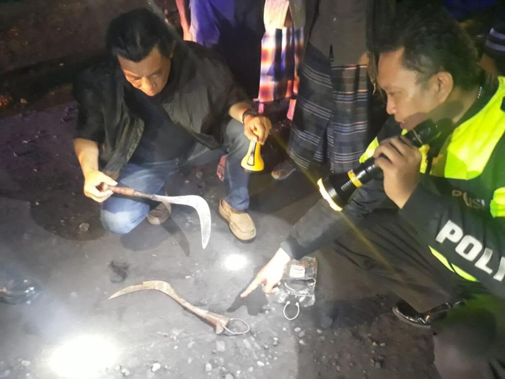 Petugas menyita celurit dalam penyelidikan kasus carok di Lumajang, Jawa Timur.