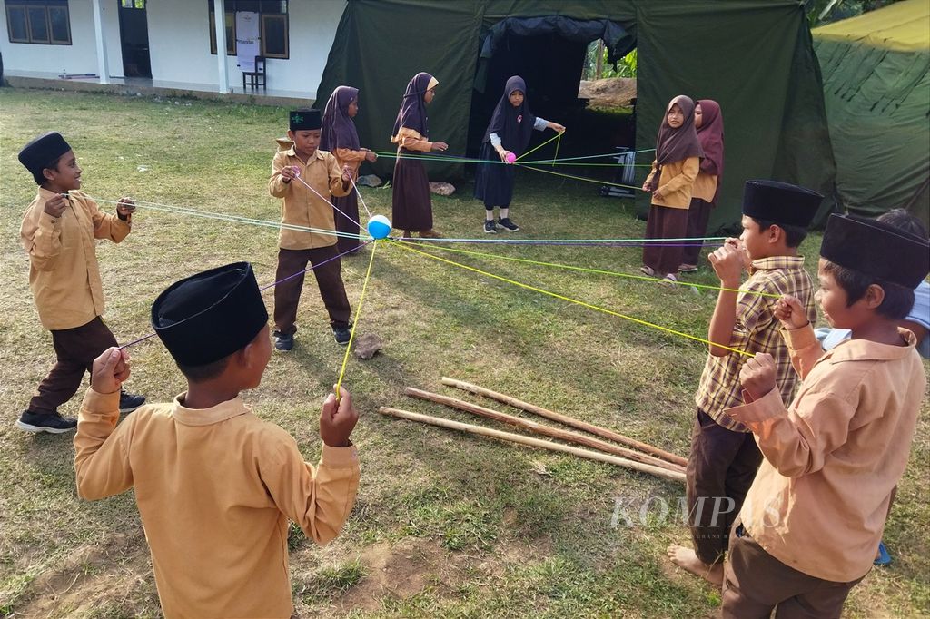 Anak-anak MI Al Hidayah Tarbiyah Islamiyyah mengikuti kegiatan Pramuka dalam program pendidikan dari sukarelawan Yayasan Tunas Bakti Nusantara, Jumat (24/6/2022).