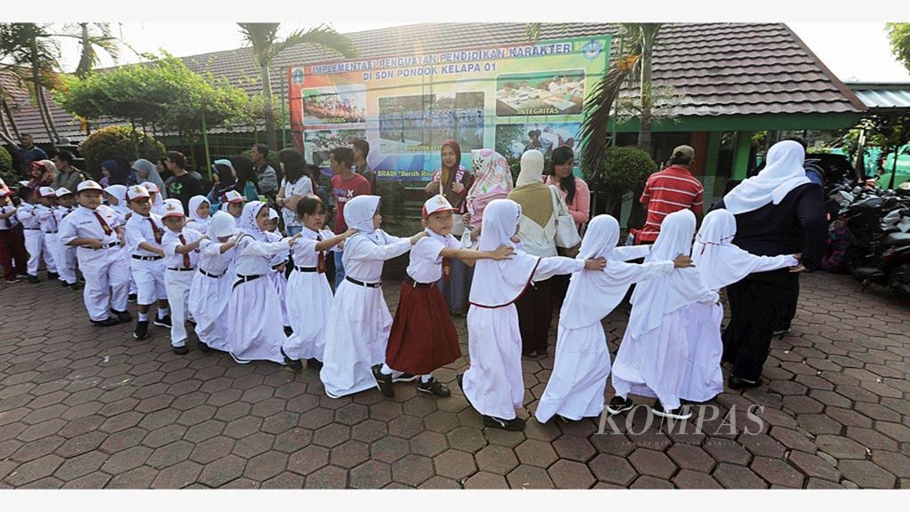  Sejumlah peserta didik baru mengikuti orientasi lingkungan sekolah di SDN 01 Pondok Kelapa, Jakarta Timur, Senin (16/7/2018).
