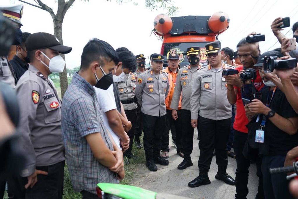 Para pelaku yang terlibat rekayasa kasus dihadirkan di saluran Inspeksi Kalimalang, Kabupaten Bekasi, Jawa Barat, pada Senin (6/6/2022) pagi. Kasus kecelakaan lalu lintas ini direkayasa oleh empat pelaku.