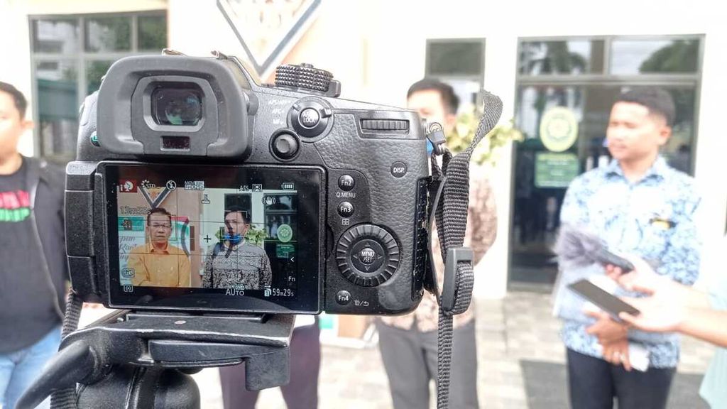 Kuasa hukum Willem Hengki, bekas Kepala Desa Kinipan yang divonis bebas dari tuntutan kasus korupsi, memberikan keterangan pers di depan Pengadilan Negeri Palangkaraya, Senin (6/2/2023). Jurnalisme dibutuhkan untuk memberikan informasi, mendidik, menghibur, dan melakukan kontrol sosial.