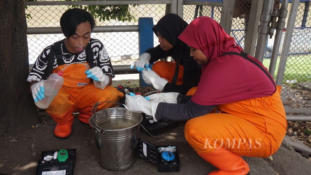 Mahasiswa magang pada Lembaga Kajian Ekologi dan Konservasi Lahan Basah (Ecoton) mengecek kualitas sampel air limbah dari pipa keluar (<i>outlet</i>) Instalasi Penjernihan Air Minum (IPAM) Karangpilang, Surabaya, Jawa Timur, Selasa (21/3/2023). Kandungan oksigen terlarut, amonia, besi, klorin, dan kejernihan kurang bagus. Limbah yang dibuang ke Kali Surabaya sepatutnya tidak mencemari atau membahayakan kelestarian lingkungan.