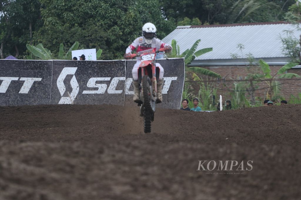 Pebalap Indonesia, Delvintor Alfarizi, yang membela tim JM Racing Astra Honda memacu motornya dalam balapan kualifikasi kelas MX2 Kejuaraan Dunia Motokros (MXGP) seri Lombok di Sirkuit Selaparang, Mataram, Nusa Tenggara Barat, Sabtu (1/7/2023).