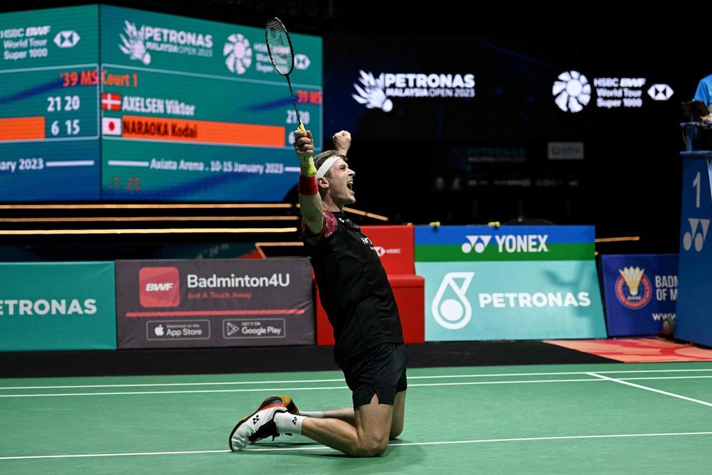 Tunggal putra Denmark, Viktor Axelsen, merayakan gelar juara Malaysia Terbuka 2023 di Arena Axiata, Kuala Lumpur, Malaysia, Minggu (15/1/2023). Ia mengalahkan Kodai Naraoka (Jepang), 21-6, 21-15, di final.