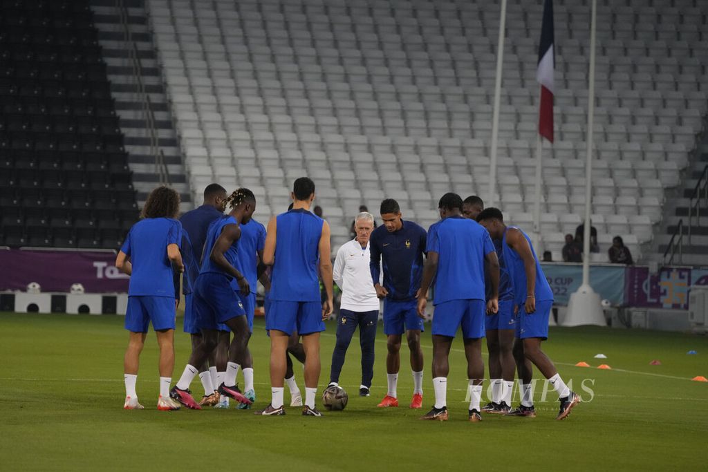 Pelatih tim nasional Perancis Didier Deschamps mengamati para pemain berlatih di Stadion Al Sadd Sport Club, Doha, Qatar, Sabtu (17/12/2022). Federasi Sepak Bola Perancis (FFF) memperpanjang kontrak Deschamps hingga 2026.