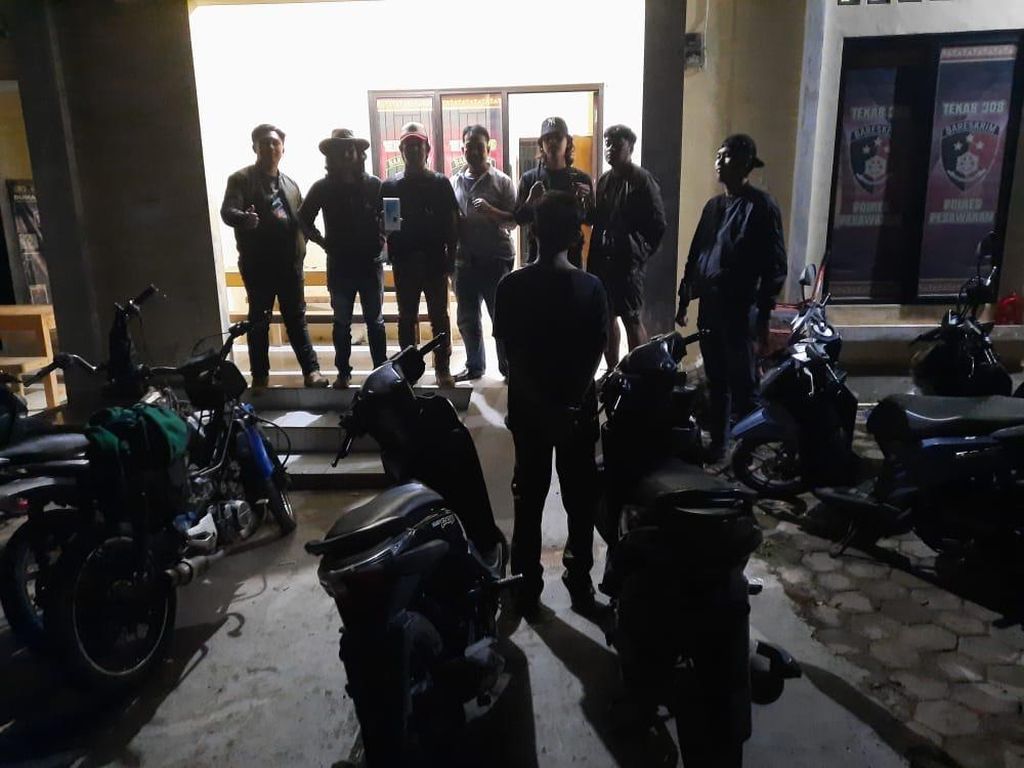 Aparat Polres Pesawaran, Lampung, menangkap seorang pelajar berinisial AH (14), Jumat (23/9/2022), karena diduga terlibat dalam perampokan dan pencurian sepeda motor. 