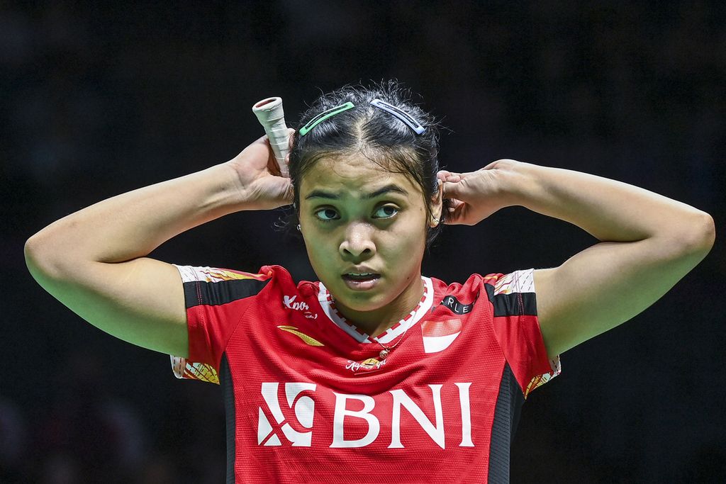 Indonesian badminton player, Gregoria Mariska Tunjung, is preparing to face South Korean badminton player, Sim Yu-jin, in the semifinals of the 2024 Uber Cup at the Chengdu Hi Tech Zone Sports Center Gymnasium in Chengdu, China on Saturday (4/5/2024). Gregoria won 21-15, 21-13, and the Indonesian team is temporarily leading 1-0 against South Korea.