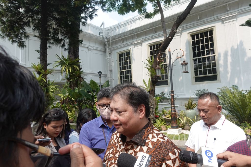 Menteri Koordinator Bidang Perekonomian Airlangga Hartarto saat menjawab pertanyaan awak media di Kompleks Istana Kepresidenan, Jakarta, Senin (5/6/2023).