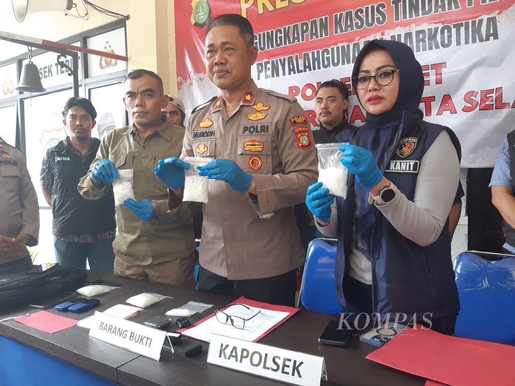 Jajaran Polsek Tebet, Jakarta Selatan, menangkap seorang pengedar narkoba, Rabu (8/5/2024). Pelaku tidak sungkan untuk memasarkannya kepada remaja hingga anak-anak.