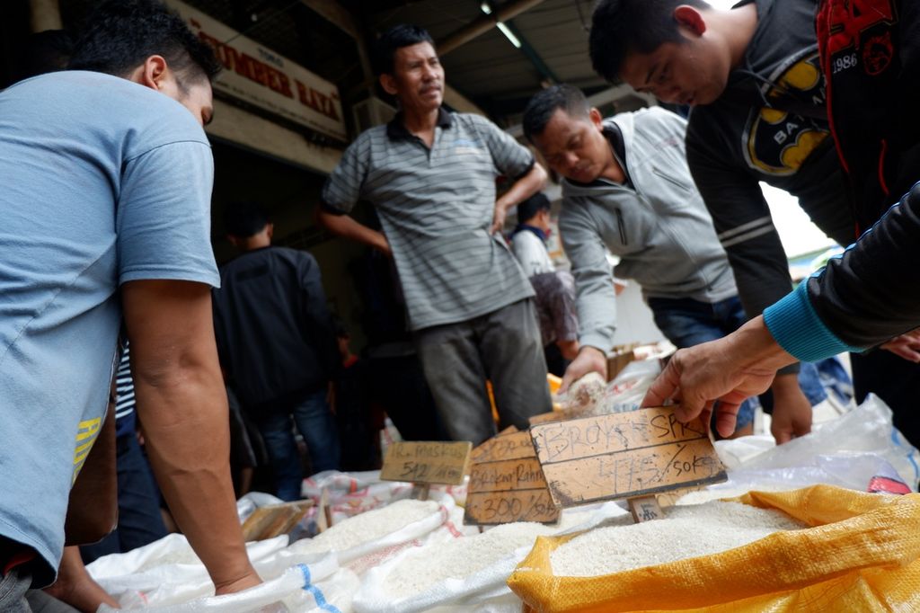 Sabtu (6/1), jual beli di salah satu toko, di Pasar Induk Beras Cipinang, Jakarta Timur. Kenaikan harga beras membuat warga mulai resah.