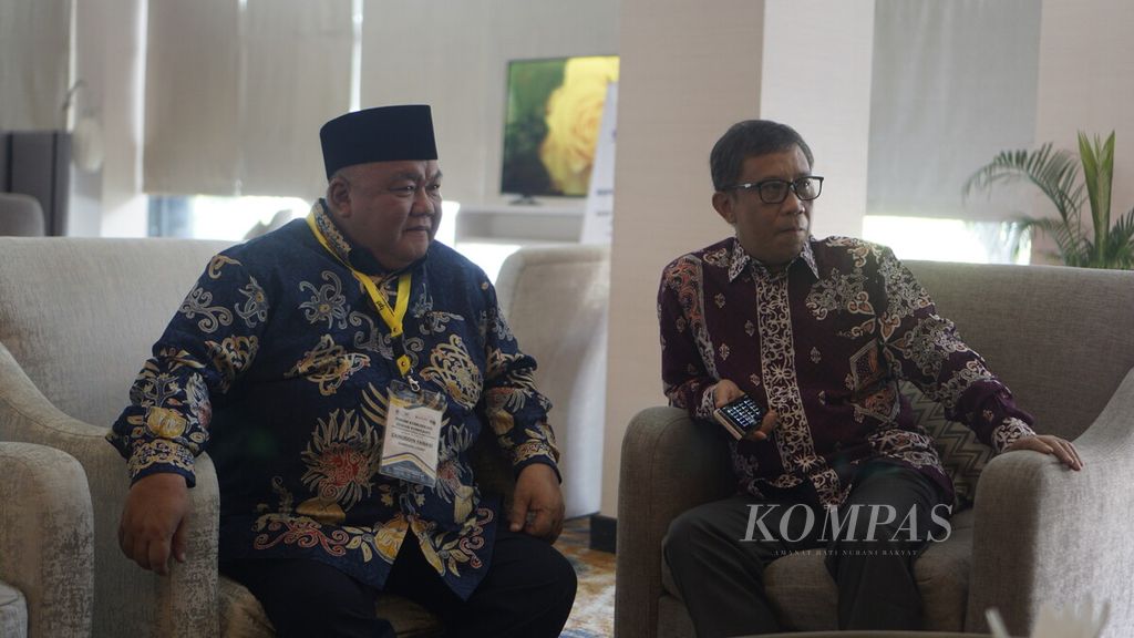Komisaris Utama Bank Kaltimtara (kiri) Zainuddin Fanani dan Direktur Utama Bank Kaltimtara M Yamin duduk berdampingan saat menghadiri Forum Komunikasi Dewan Komisaris Bank Pembangunan Daerah Seluruh Indonesia yang diselenggarakan di Kota Balikpapan, Kalimantan Timur, Kamis (11/5/2023).