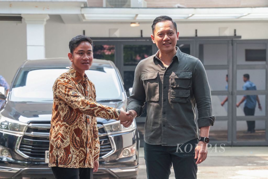 Wali Kota Surakarta Gibran Rakabuming Raka (kiri) bertemu Ketua Umum Partai Demokrat Agus Harimurti Yudhoyono (AHY) di kediaman AHY di Jakarta, Minggu (22/10/2023). Pertemuan tertutup itu berlangsung selama satu jam. 