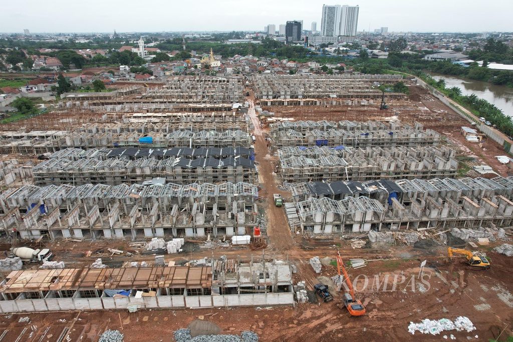 Proyek pembangunan rumah tapak di kawasan Cibodas, Kota Tangerang, Banten, Selasa (27/12/2022). Badan Pengelola Tabungan Perumahan Rakyat hingga 24 Desember 2022 mencatatkan realisasi penyaluran fasilitas likuiditas pembiayaan perumahan (FLPP) sebesar 226.000 unit atau sesuai target penyaluran tahun 2022.