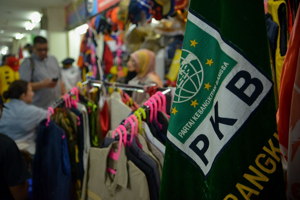 Bendera Partai Kebangkitan Bangsa (PKB) dipajang di salah satu toko di Pasar Senen Blok 3, Jakarta Pusat, Jumat (26/5/2023). Permintaan atribut partai mulai meningkat walaupun masa kampanye baru dimulai pada November 2023. 
