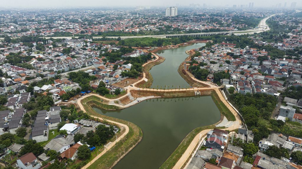 Foto aerial proyek pembangunan Waduk Brigif di kawasan Jagakarsa, Jakarta Selatan, Rabu (2/11/2022).
