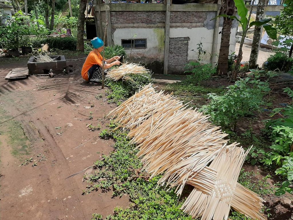 Seorang warga terlihat menjemur bilah bambu yang akan digunakan untuk menganyam besek di rumahnya, Desa Wadas, Kecamatan Bener, Kabupaten Purworejo, Jawa Tengah, Rabu (16/2/2022). Aktivitas sebagian warga mulai pulih ditandai oleh kegiatan sebagian ibu yang mulai kembali menganyam besek.