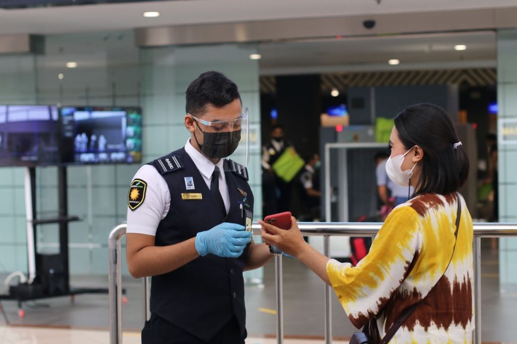 Petugas memeriksa penumpang di Bandara Juanda Surabaya, Kamis (15/12/2022). Jumlah penumpang yang menggunakan moda pesawat diprediksi naik saat libur Natal dan Tahun Baru 2023. 