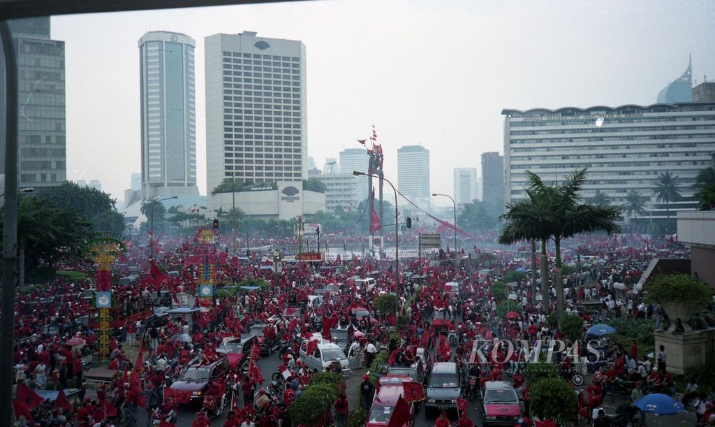 Pawai kemenangan Partai Demokrasi Indonesia Perjuangan pimpinan Megawati Soekarnoputri membuat Jakarta menjadi ”merah”. PDI-P menjadi pemenang Pemilu 1999 yang diikuti oleh 48 partai.