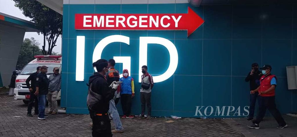 Sejumlah keluarga korban berkumpul di sekitar ruang IGD RS Wava Husada, Kabupaten Malang, Jawa Timur, Minggu (2/10/2022). Rumah sakit ini merupakan salah satu dari sejumlah rumah sakit yang menangani korban kerusuhan suporter sepak bola. 
