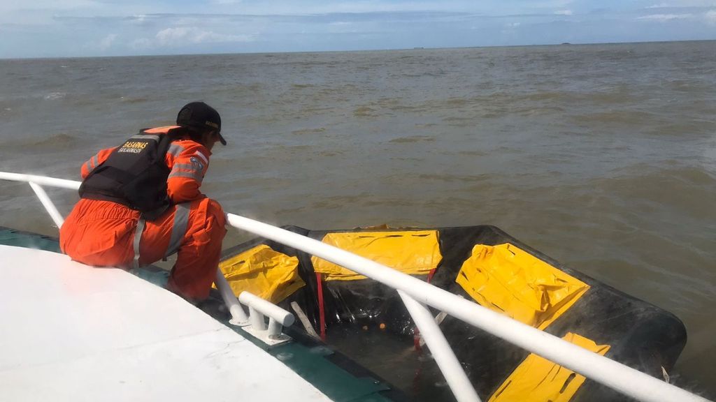 Tim SAR gabungan menemukan sekoci yang diduga berasal dari kapal LCT Anugerah Indasah yang tenggelam di perairan Tanah Laut, Kalimantan Selatan, Sabtu (25/6/2022).