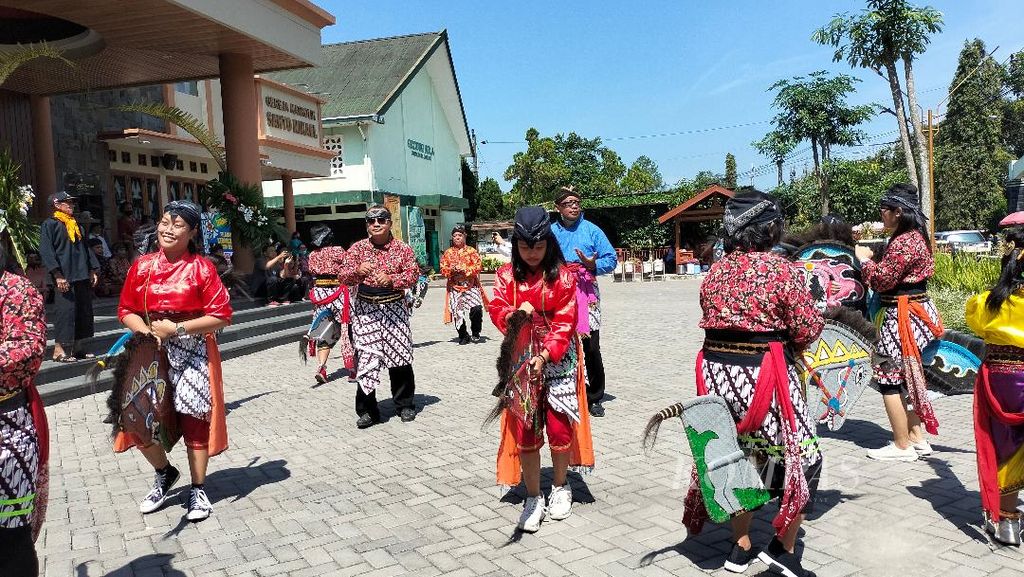 Puluhan penari jatilan menari di halaman Gereja St Mikael, Kabupaten Magelang, Jawa Tengah, Minggu (9/3/2023).