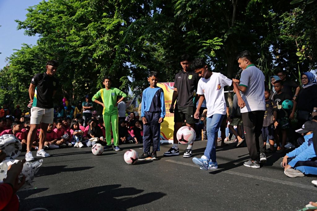 <i>Juggling</i> di Jalan Raya Darmo, Surabaya, Jawa Timur, saat hari bebas kendaraan bermotor, Minggu (24/9/2023), dalam rangka menyambut dan memeriahkan Piala Dunia U-17. Stadion Gelora Bung Tomo di Surabaya akan menjadi <i>venue</i> penyisihan Grup A dan 16 besar Piala Dunia U-17 kurun 10-21 November 2023.