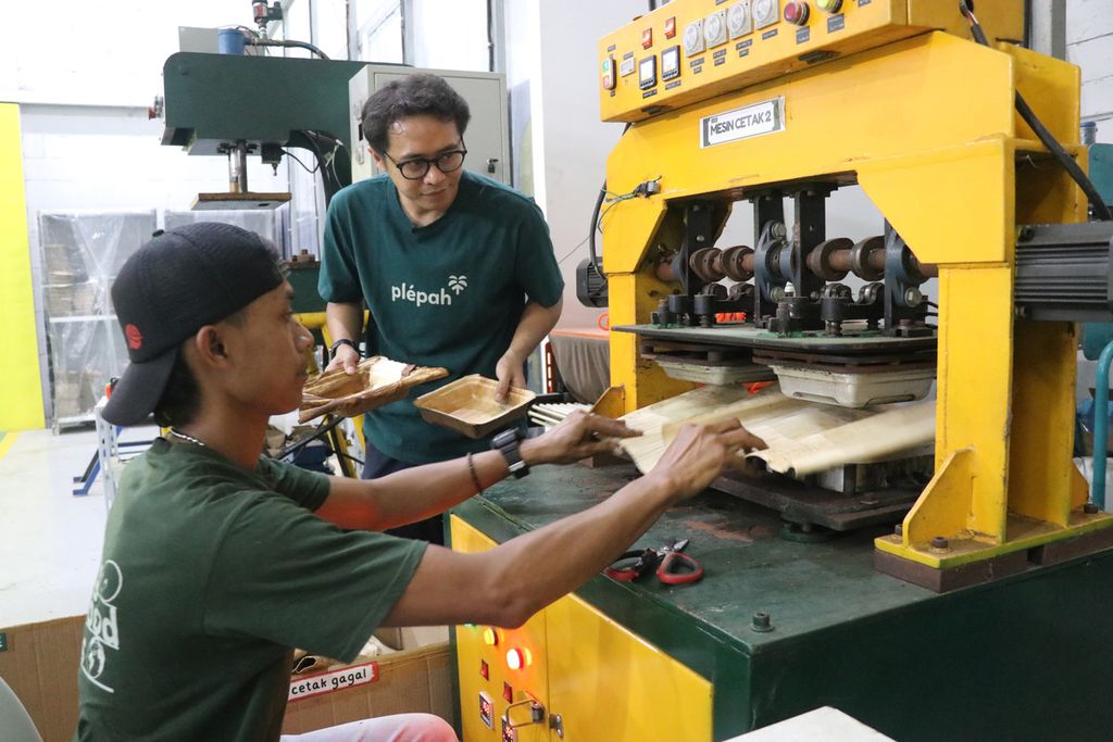 Proses pencetakan tempat makan yang terbuat dari pelepah pinang di pusat produksi Plepah Indonesia di Jalan Raya Bogor Km 47, BRIN KST Soekarno, Cibinong, Bogor, Jawa Barat, Jumat (8/9/2023).