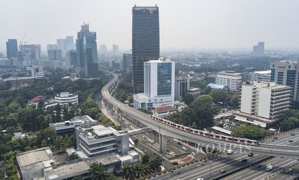 Rangkaian moda transportasi kereta api ringan (<i>light rail transit</i>/LRT) melintas di lengkung jembatan bentang (<i>loongspan</i>) di atas Jalan Gatot Subroto, Jakarta, Selasa (29/8/2023). Terdapat 434 perjalanan LRT Jabodebek yang siap melayani penumpang setiap hari. Satu rangkaian LRT Jabodebek dapat menampung hingga 1.308 penumpang.