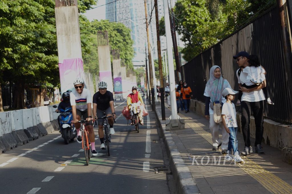 Warga Jakarta mengisi hari libur dengan bersepeda atau berjalan kaki bersama keluarga, Minggu (17/12/2023). Olah raga tidak hanya untuk menjaga kesehatan tubuh, tetapi juga menjaga kesehatan mental.
