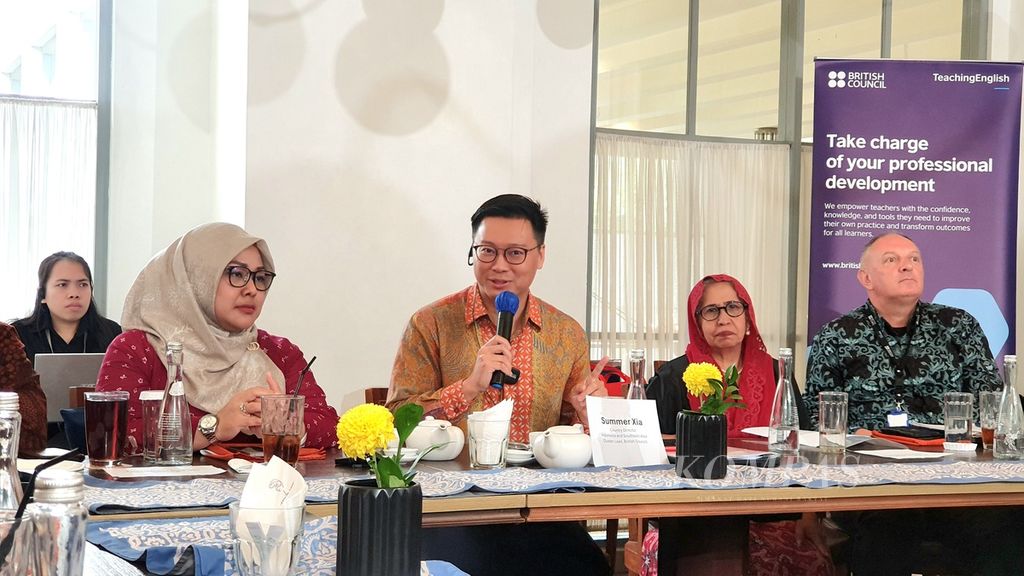 Country Director Indonesia and Director South East Asia, British Council, Summer Xia memaparkan program pelatihan mengajar bagi guru Bahasa Inggris bersama British Council di Jakarta, Selasa (28/5/2024).