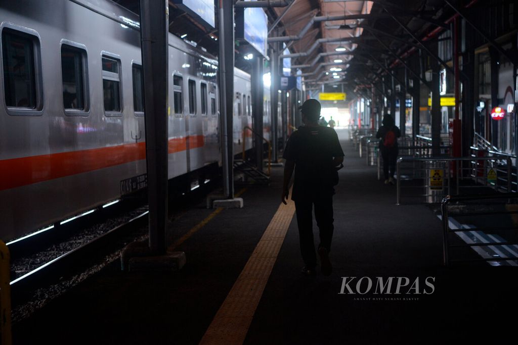 Aktivitas perjalanan penumpang di Stasiun Tawang, Kota Semarang, Jawa Tengah, Rabu (9/3/2022).