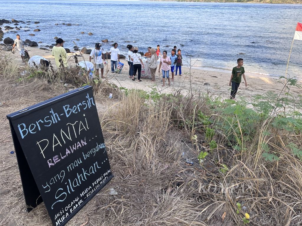 Mura Rame, wadah yang menggabungkan anggota lintas komunitas di Larantuka, bersama-sama melakukan aksi bersih-bersih di salah satu pantai di Larantuka, Flores Timur, Nusa Tenggara Timur, Rabu (1/11/2023).