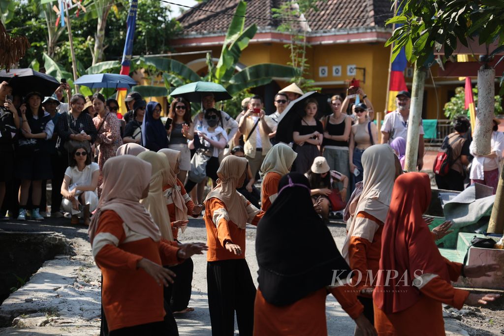 Sejumlah wanita tani melakukan gerakan senam dengan lagu dan koreografi karya seniman Arum Dayu dalam kegiatan Biennale Jogja 17 di Dusun Ngentak, Desa Bangunjiwo, Kasihan, Bantul, DI Yogyakarta, Sabtu (7/10/2023). Karya tersebut bercerita tentang pentingnya ruang bagi kaum perempuan.