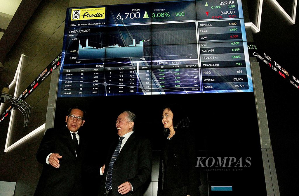 PT Prodia Widyahusada Tbk resmi mencatatkan saham perdananya (IPO) di Bursa Efek Indonesia (BEI), Jakarta, Rabu (17/2/2016). 