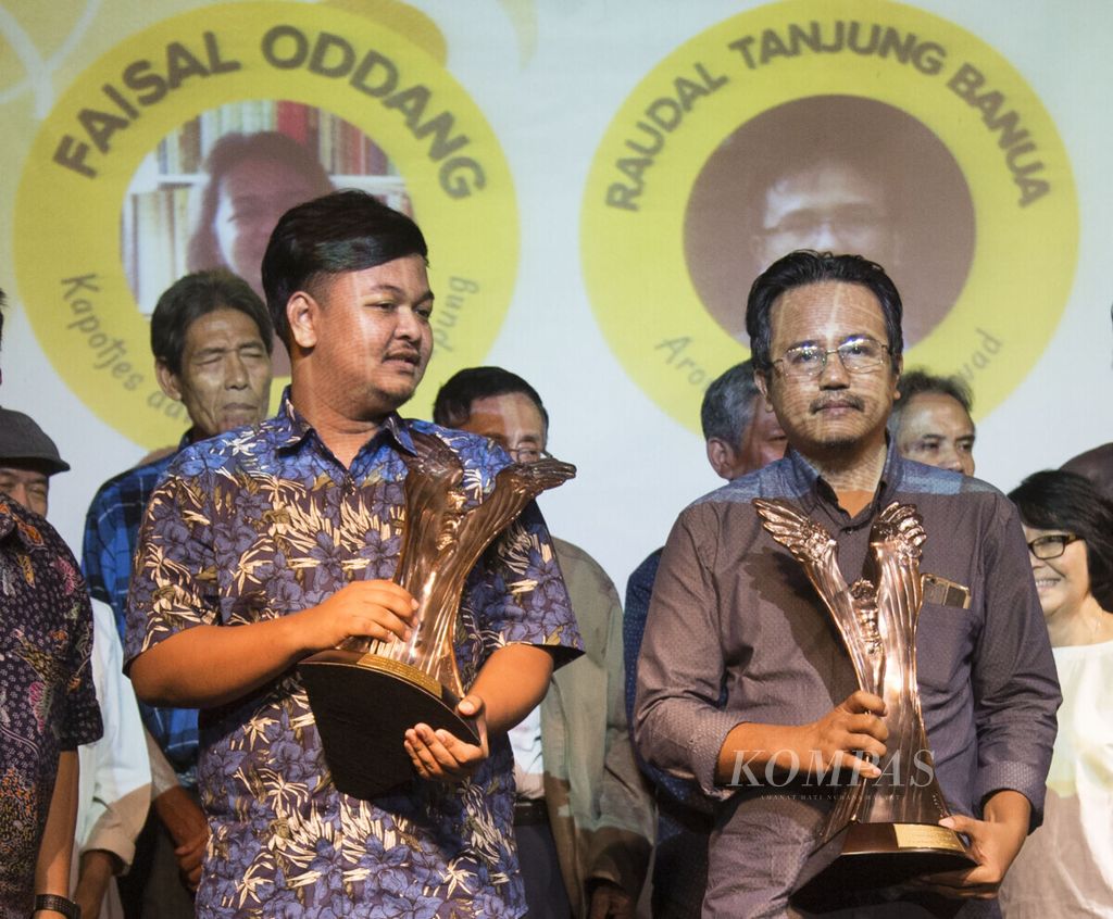 Karya cerpenis Faisal Oddang (dua dari kiri) dan Raudal Tanjung Banua (dua dari kanan) terpilih menjadi cerpen terbaik dalam Malam Jamuan Cerpen Pilihan Kompas 2018 di Bentara Budaya, Jakarta, Jumat (28/6/2019).