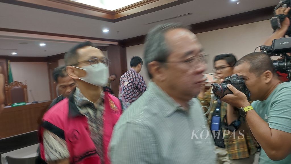 Terdakwa Muhammad Yusrizki Muliawan meninggalkan ruang sidang dengan agenda pembacaan dakwaan di Pengadilan Tindak Pidana Korupsi Jakarta, Kamis (16/11/2023). 