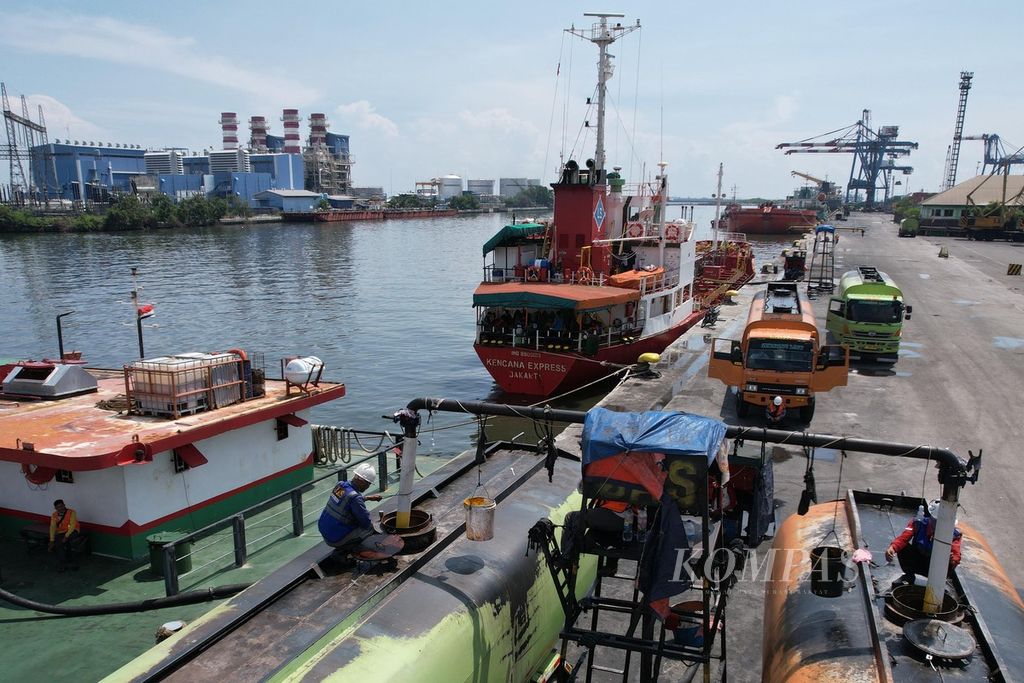 Aktivitas pemindahan minyak kelapa sawit mentah (CPO) dari kapal ke dalam truk tangki di Pelabuhan Tanjung Priok, Jakarta, Kamis (4/8/2022).