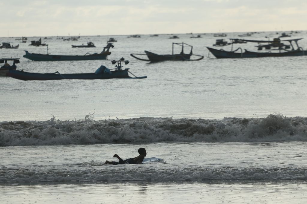  A child learns to surf at Selong Belanak beach, Central Lombok, West Nusa Tenggara, Monday (14/2/2022). Surfing is one of the tourist activities that can be done during the weekend of the Indonesian MotoGP series at the Mandalika Circuit, March 18-20 2022..