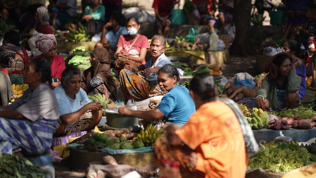 Aktivitas pasar barter Desa Wulandoni, Kabupaten Lembata, Nusa Tenggara Timur, Sabtu (12/8/2023). Pasar barter tersebut sudah berlangsung turun-temurun sejak 1837. Di sinilah tradisi barter bertumbuh dengan melibatkan ekosistem kebudayaan yang ada, seperti nelayan dan petani.