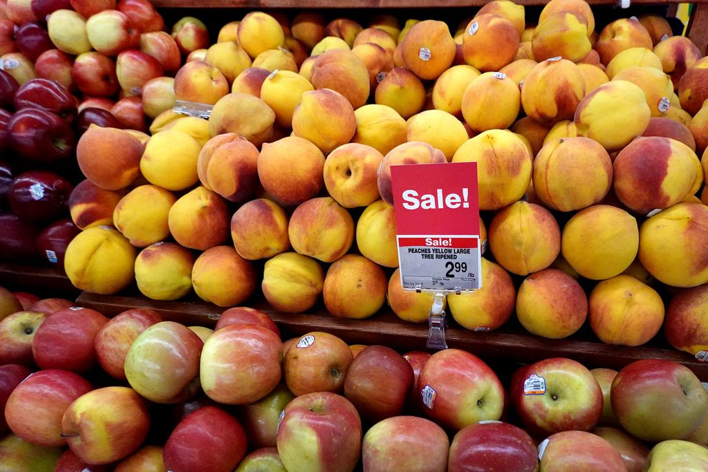 Buah-buahan ditawarkan dengan harga diskon di sebuah toko di Chicago, Illinois, Amerika Serikat, 13 Oktober 2022. Harga-harga barang kebutuhan konsumen naik, AS di ambang resesi ekonomi. 