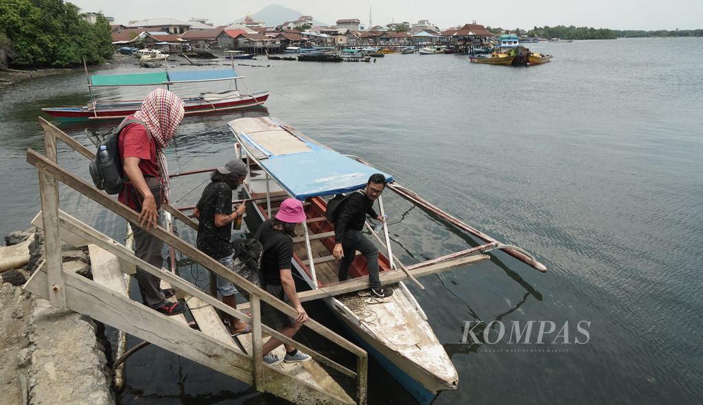 Perahu nelayan yang bisa digunakan untuk ke Pulau Tulang di Tobelo, Halmahera Utara, Maluku Utara, awal September 2023.