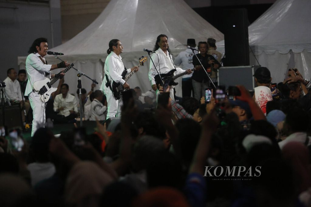 Penyanyi Rhoma Irama dan Soneta Group tampil dalam acara Desak dan Slepet Amin di JIExpo Kemayoran, Jakarta, Senin (29/1/2024). Kampanye dialogis ini menghadirkan capres-cawapres nomor urut 1, Anies Baswedan dan Muhaimin Iskandar.