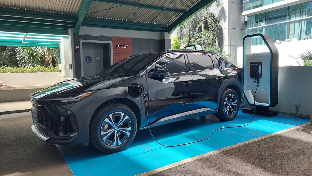 Sebuah mobil listrik mengisi daya di kantor Kementerian Koordinator Bidang Kemaritiman dan Investasi di Jakarta, Senin (6/3/2023). 