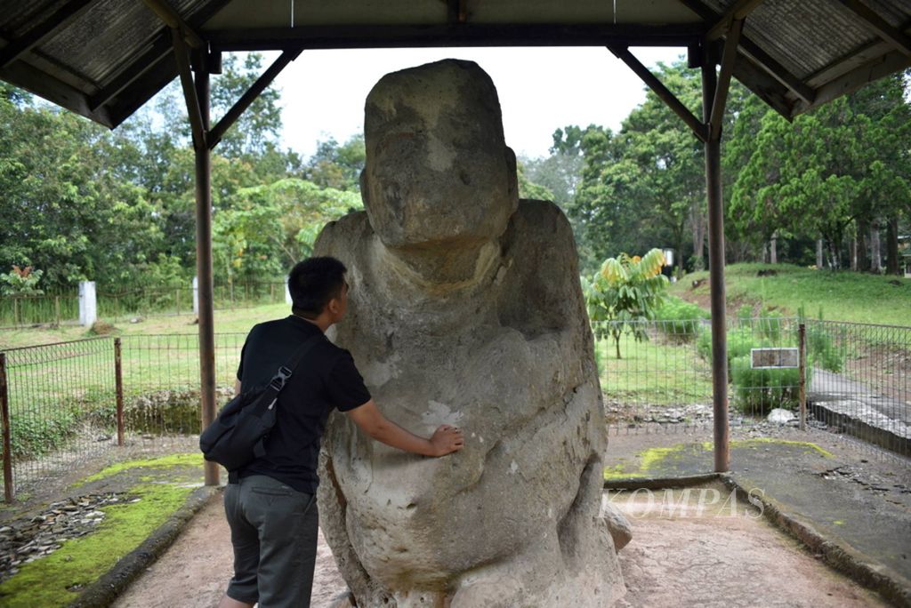 Arca manusia yang merupakan salah satu peninggalan megalitikum di Situs Megalitikum Tinggi Hari III, Kecamatan Gumay Ulu, Kabupaten Lahat, Sumatera Selatan, Selasa (13/3/2018). Lahat merupakan daerah dengan tinggalan megalitikum terbanyak di Sumatera Selatan. Megalitikum itu berusia sekitar 3.000 tahun. Keberadaannya membuktikan bahwa peradaban masyarakat Lahat sudah tinggi sejak 3.000-an tahun lalu, 