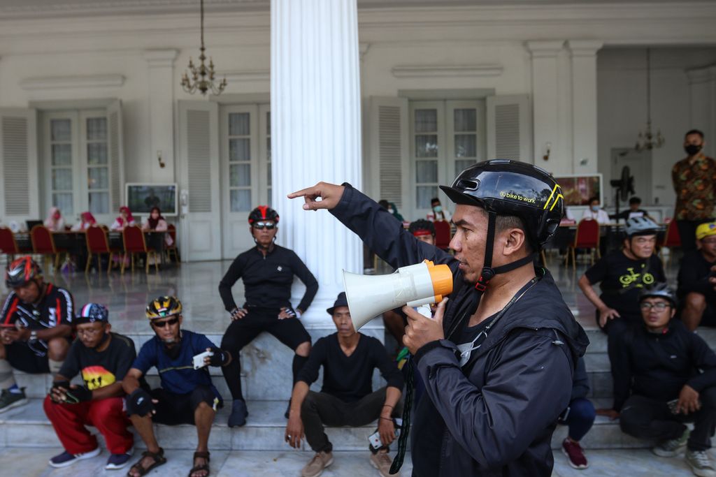 Ketua Bike To Work (B2W) Indonesia Fahmi Saimima berbicara dalam aksi "Gowes Aspirasi" di Balai Kota DKI Jakarta, Jumat (18/11/2022). 