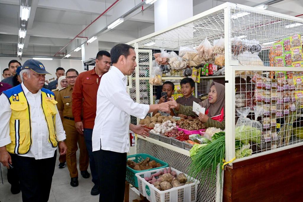 Presiden Joko Widodo meresmikan Pasar Induk Among Tani Kota Batu, Jawa Timur, Kamis (14/12/2023).