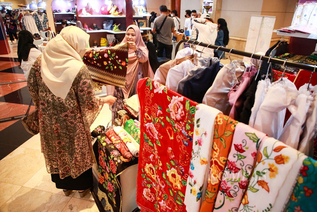 Pelaku UMKM menawarkan produk kain dalam UMKM EXPO(RT) Brilianpreneur 2022 di Jakarta Convention Center di Jakarta, Sabtu (17/12/2022). Pameran ini mendorong pelaku UMKM untuk tembus pasar internasional.