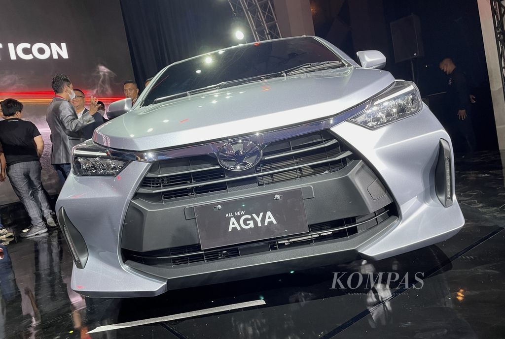 Bagian wajah Toyota Agya generasi kedua ketika diluncurkan pada Senin (13/2/2023) di kawasan SCBD, Jakarta Selatan. Mobil ini adalah kelanjutan dari generasi pertamanya yang diluncurkan 10 tahun silam. Agya tergolong laris di segmen mobil irit/hemat bahan bakar yang diisi pembeli mobil pertama (<i>first buyer</i>).